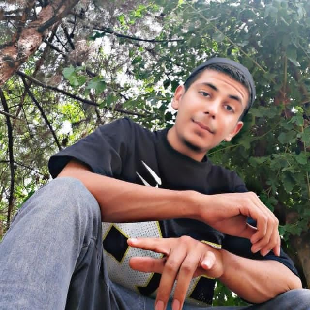 Bijan63's tweet photo. #Iran:
Dit is #Mohammad_Memari (20).
Hij werd op 23 nov gearresteerd tijdens #IranProtests in d wijk Moshiriyeh,Teheran.
Hij zit vast in d beruchte Fashafuye-gevangenis.
In zijn laatste telefoontje zei hij dat hij was gemarteld&amp; gewond.
Zijn leven is in gevaar.
Wees svp zijn stem https://t.co/VbAKDGZOVw