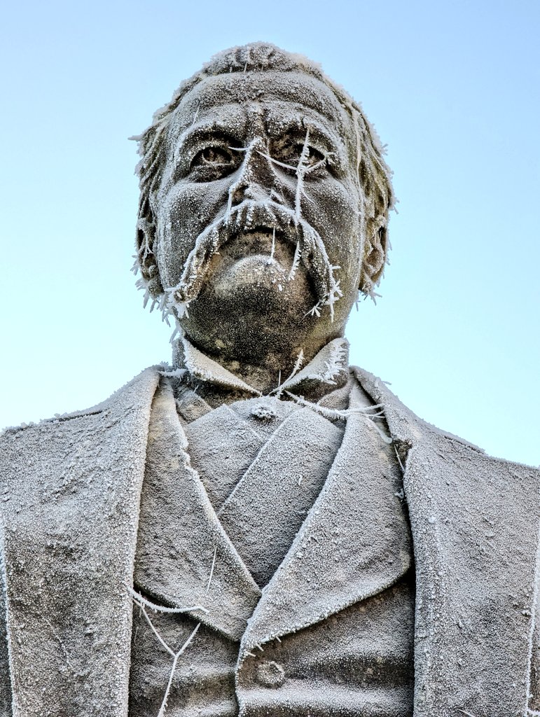 Paul4Jags's tweet image. Cold in the grave. Sculptures in St Kentigern's Cemetery, Glasgow.