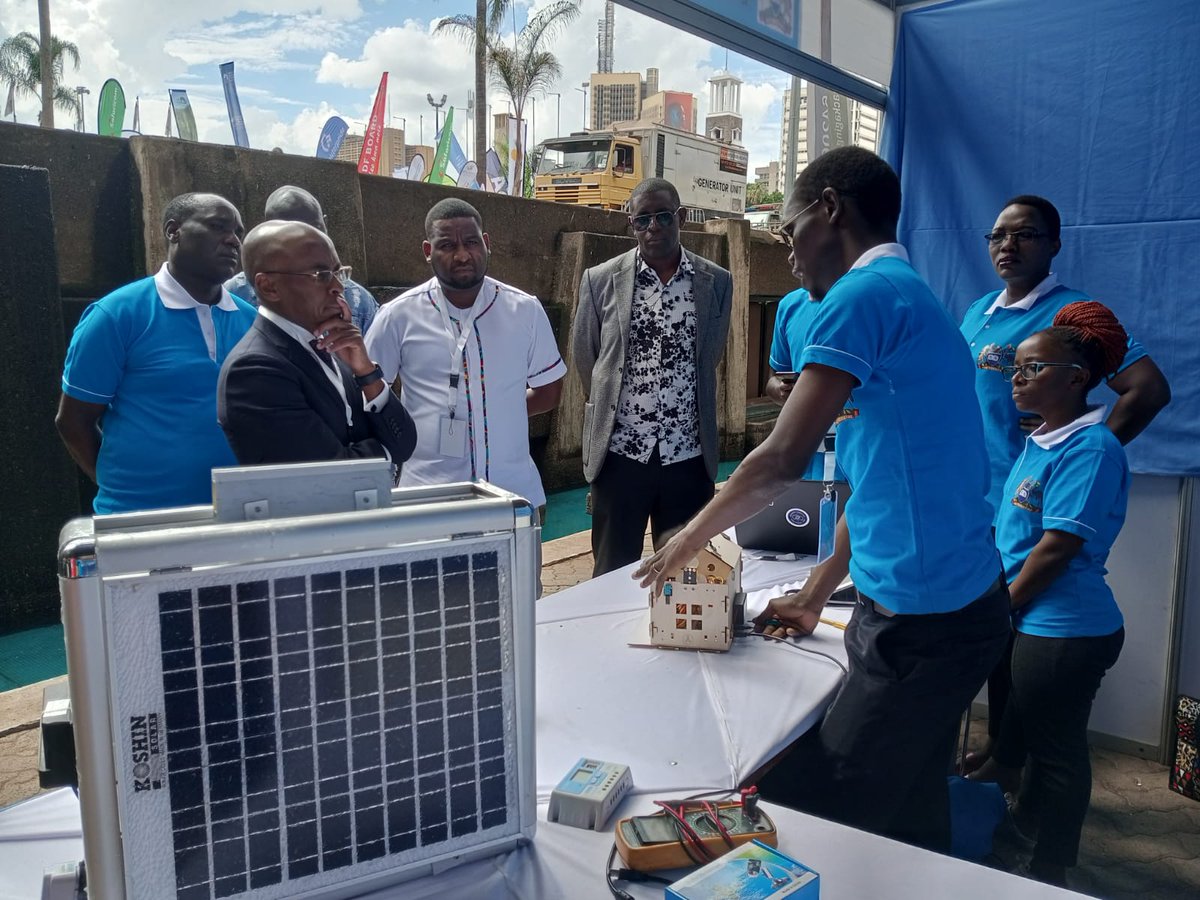 mwaki_link's tweet photo. It has been a pleasure hearing very insightful words from the CEO safaricom when he visited our booth at the Jamhuri Tech and Innovation summit in Nairobi. Thank you
@kisiuniofficial @sistksu @PeterNdegwa_  #womenintech #JamhuriDay https://t.co/JAWJ3tBmCA