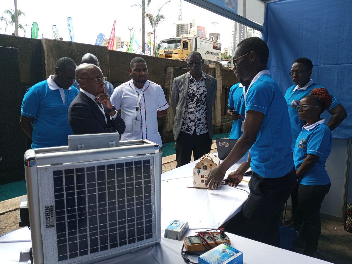 mwaki_link's tweet photo. It has been a pleasure hearing very insightful words from the CEO safaricom when he visited our booth at the Jamhuri Tech and Innovation summit in Nairobi. Thank you
@kisiuniofficial @sistksu @PeterNdegwa_  #womenintech #JamhuriDay https://t.co/JAWJ3tBmCA