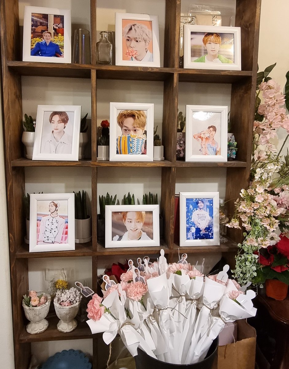 221214 🌷 홍대 토끼풀꽃 

이름부터 울 징기랑 딱인 토끼풀꽃 샵!
칸칸이 놓인 진기사진이 너무 예쁘고
거울 주변에도 사진잔뜩♡
뒷쪽엔 인형들로 꾸며져 있고 옆 테이블에도 잡지 폴라! 아기자기 꾸며져있공 사장님이 친절하신 귀여운꽃집!
#나의꽃_진기에게 
#온유 #ONEW #オニュ #샤이니 #SHINee
