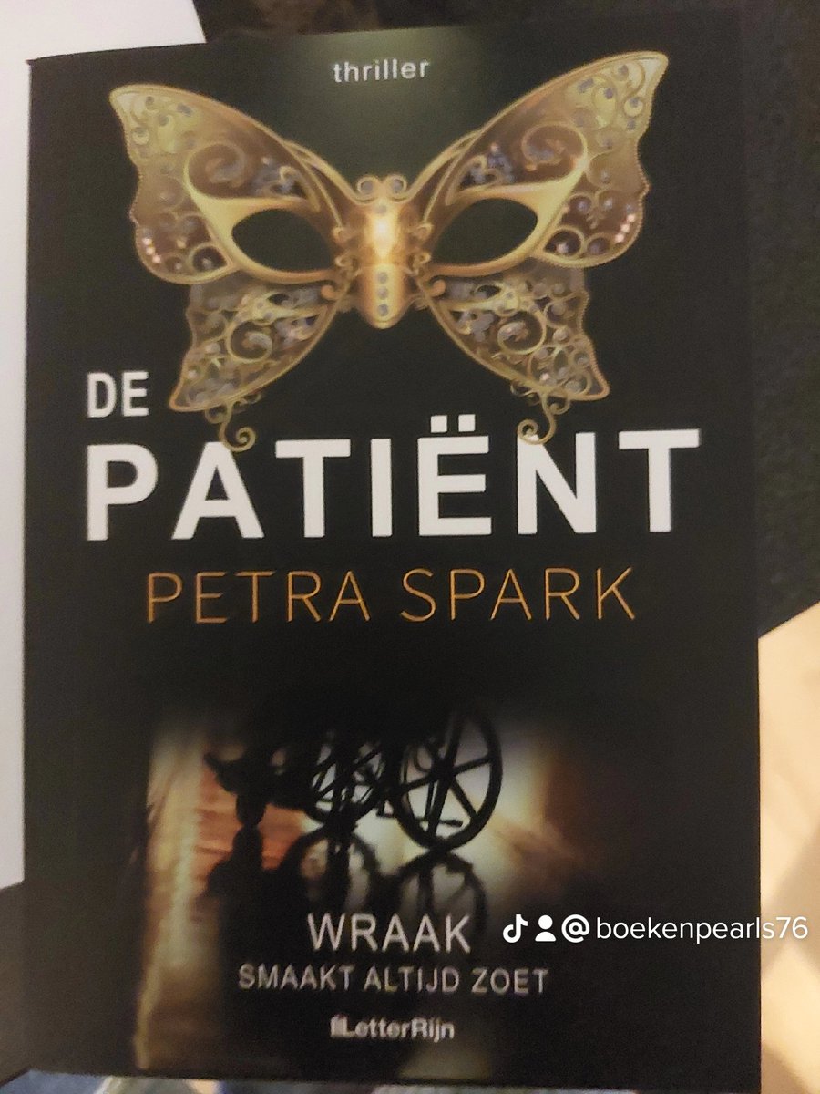 5 sterren @LetterRijn <a href="/petra_spark/">Petra Spark</a>   
De sfeer is beklemmend, verstikkend en je hebt een continu gevoel van ik moet op mijn hoede zijn. Niemand lijkt wie hij of zij is. Maskers in overvloed zichtbaar of onzichtbaar. De personages zijn gedetailleerd en levensecht uitgewerkt.