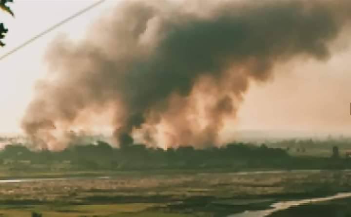 TTFR__Myanmar's tweet photo. On December 13, Myanmar SAC Terrorists raided WaeKaThar village in Sagaing's Mawlaik township by firing artillery shells, without fighting, and set fire to houses in the village, forcing locals to flee. #2022Dec14Coup #HoldJuntaAccountable #WhatsHappeningInMyanmar https://t.co/zcSHHWs8vv