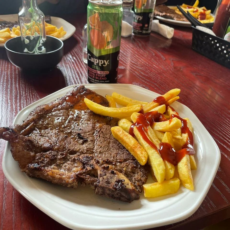 JackMakgabo's tweet photo. They say don't judge a book by its cover but when it comes to the food in this place they are as tasty they appear and I will definitely be coming back for more. With that said lunch was served 😋😋😋😋#CyrilRamaphosa #theoreticalthoughts #nonepoeticthoughts #Foodie https://t.co/J1qBbn2G31