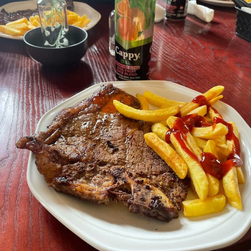 JackMakgabo's tweet photo. They say don't judge a book by its cover but when it comes to the food in this place they are as tasty they appear and I will definitely be coming back for more. With that said lunch was served 😋😋😋😋#CyrilRamaphosa #theoreticalthoughts #nonepoeticthoughts #Foodie https://t.co/J1qBbn2G31