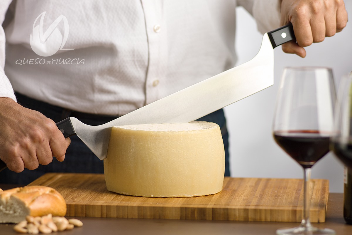 Esta Navidad, disfruta de El Queso de Murcia Curado DOP 😋

Aromas intensos con notas vegetales (frutos secos)... 🥜🌰

120 días mínimos de maduración para ofrecerte un sabor único. 😉

quesosdemurcia.com/curado/

#Navidad2022 #QuesoDeMurcia #Curado #Fresco #AlVino 🍷