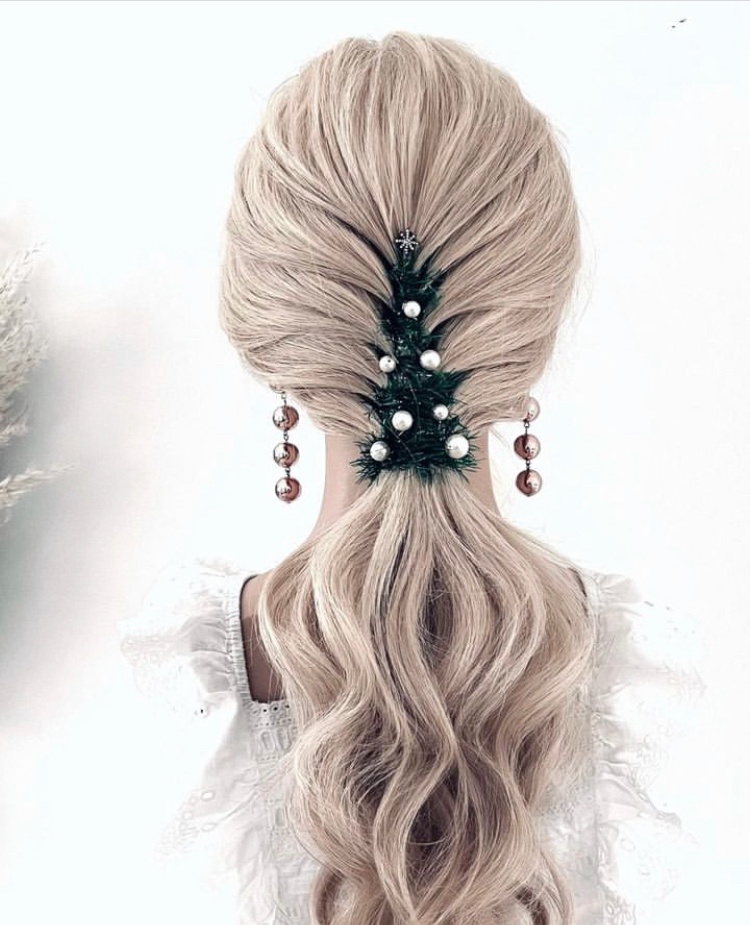 ConceptHairMag's tweet photo. π What a cute little Christmas Tree Pony π By @kimannesley.hair
#perfectpony #christmastree #pearls #tinsel #christmashair #xmashair #festivehair #hairup #blondehair #wavyhair #hairinspo #hairdresser #concepthairmag https://t.co/47FHkGN3Dd