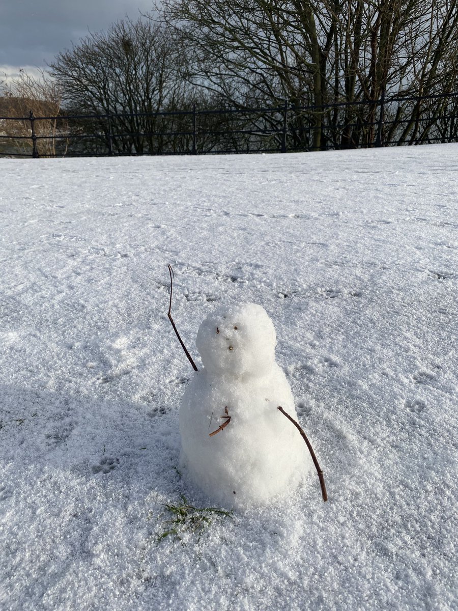 Wee #snow person on #esplanade ⁦<a href="/HLFSCGardens/">South Cliff Gardens</a>⁩ ⁦<a href="/gardeningYorks/">Victoria thompson</a>⁩