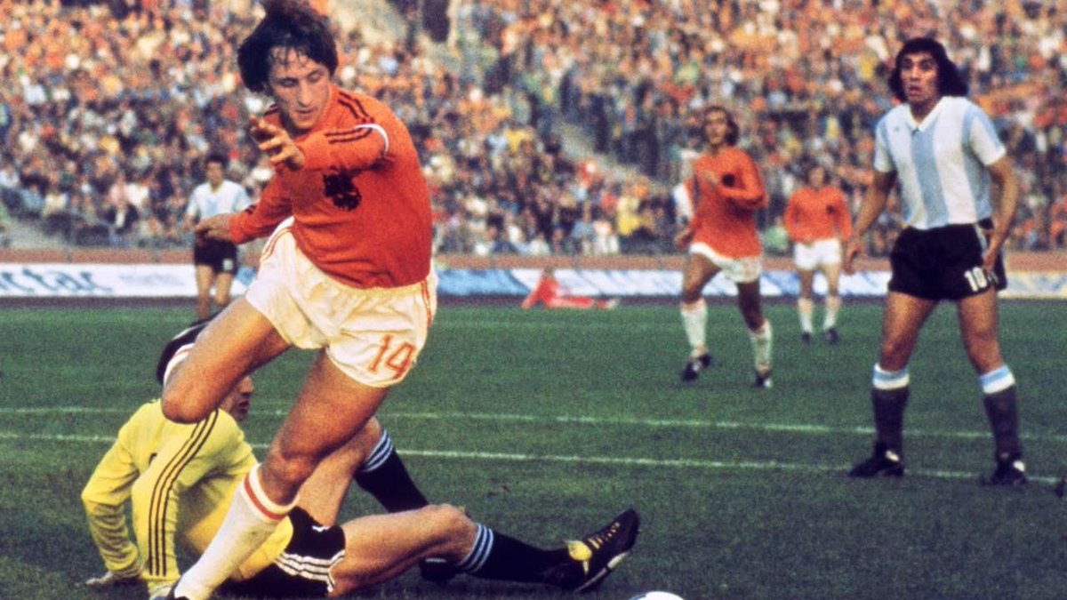 PaparARTjote's tweet photo. Aunque en aquel 1928 La Verdad dijo que lo de los pasos de Salzillo fue una inocentada de mal gusto, en el diciembre de 1983 dijeron, como si fuese 100 % real, que el Real Murcia había fichado a Johan Cruyff (ganador de 3 Balones de Oro en los setenta). Imaginaos el susto. ⬇️🤭🥴 https://t.co/cj5M8TpeLU
