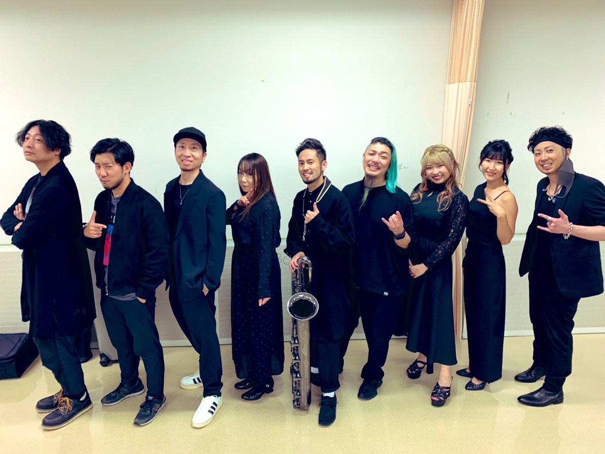 shotArrow2's tweet photo. FNSで中山美穂さんのコーラスやってきたよー！　うぉおおーうぉおおー🎤

#FNS歌謡祭2022  #中山美穂 https://t.co/mZQVgOnJbd