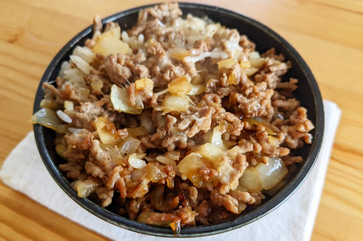 照り焼き風の味付けでご飯が進みそう！とっても美味しそうな「丼もの」レシピ！