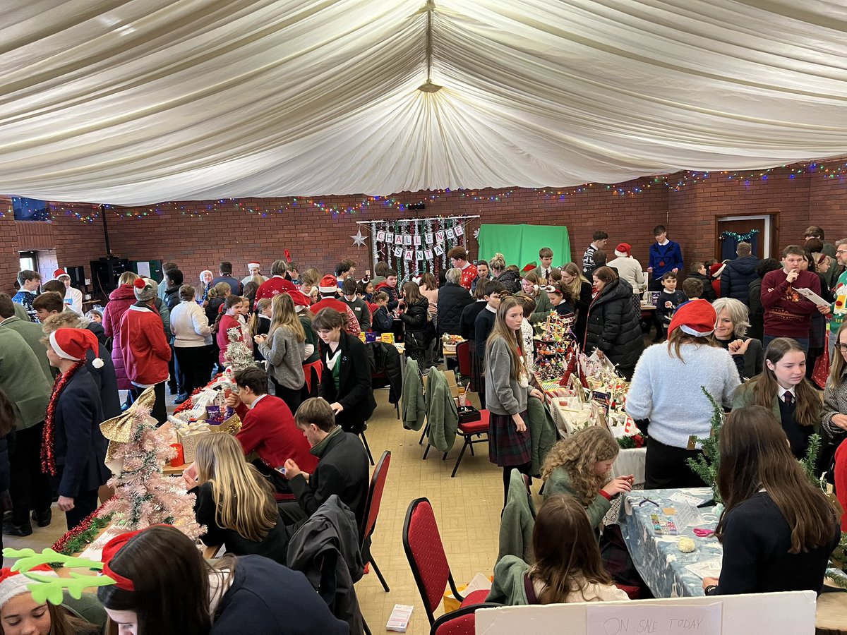 middleton_pj's tweet photo. What a brilliant morning @OswestrySchool with our pupils putting on an amazing Charity Christmas Fair raising funds for @HHTGhospices. Amazing invention, initiative, and a fair sprinkling of glitter! #ThisIsOswestry https://t.co/PgCzFqCd5u