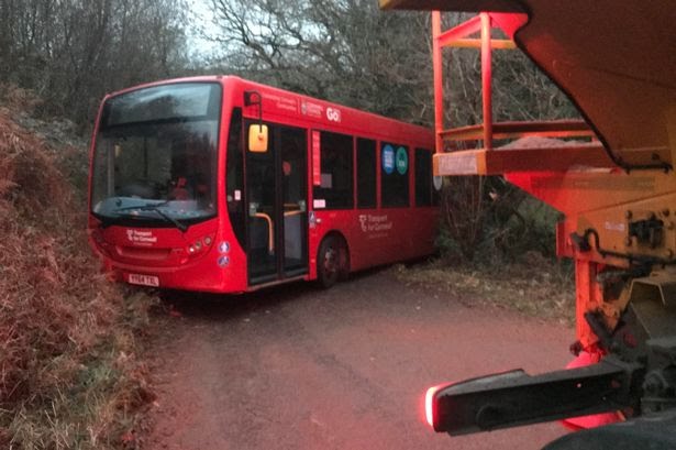 Bus spins on icy #Cornish road as service cancelled due to 'operational difficulties'
The bus slipped near #BodminAirfield 

#cantparktheremate
#cantparktheresir
#heyyoucantparkthere