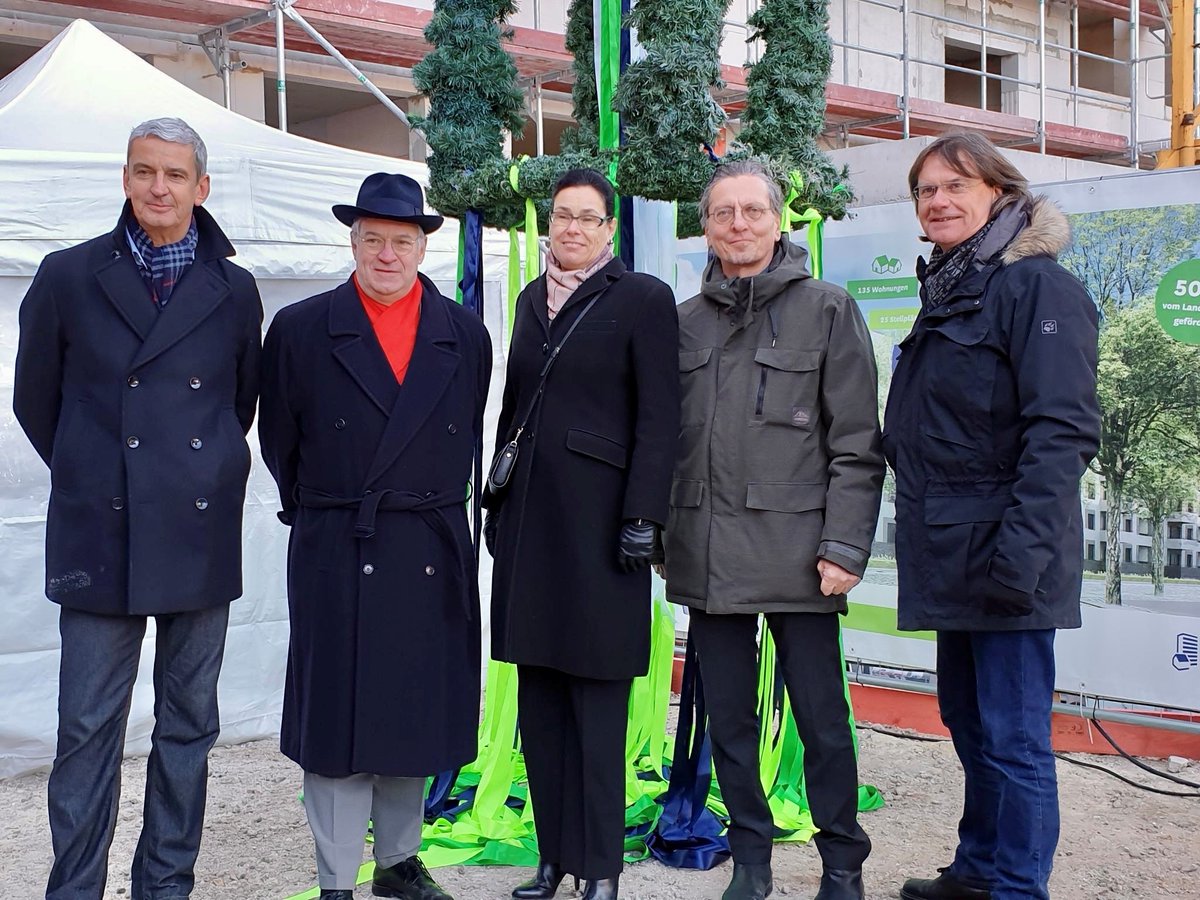 SenStadtBerlin's tweet photo. #Richtfest mit @cjgaebler in Johannisthal für 135 bezahlbare #Wohnungen (davon 50 % gefördert) der landeseigenen #StadtUndLand. Einen Spielplatz gibt‘s noch dazu. Mit dem Typenhaus-Bau geht es schnell voran, der Einzug ist für 2024 geplant. https://t.co/AnXmE3Kxa3 https://t.co/rp4T2aEG3i