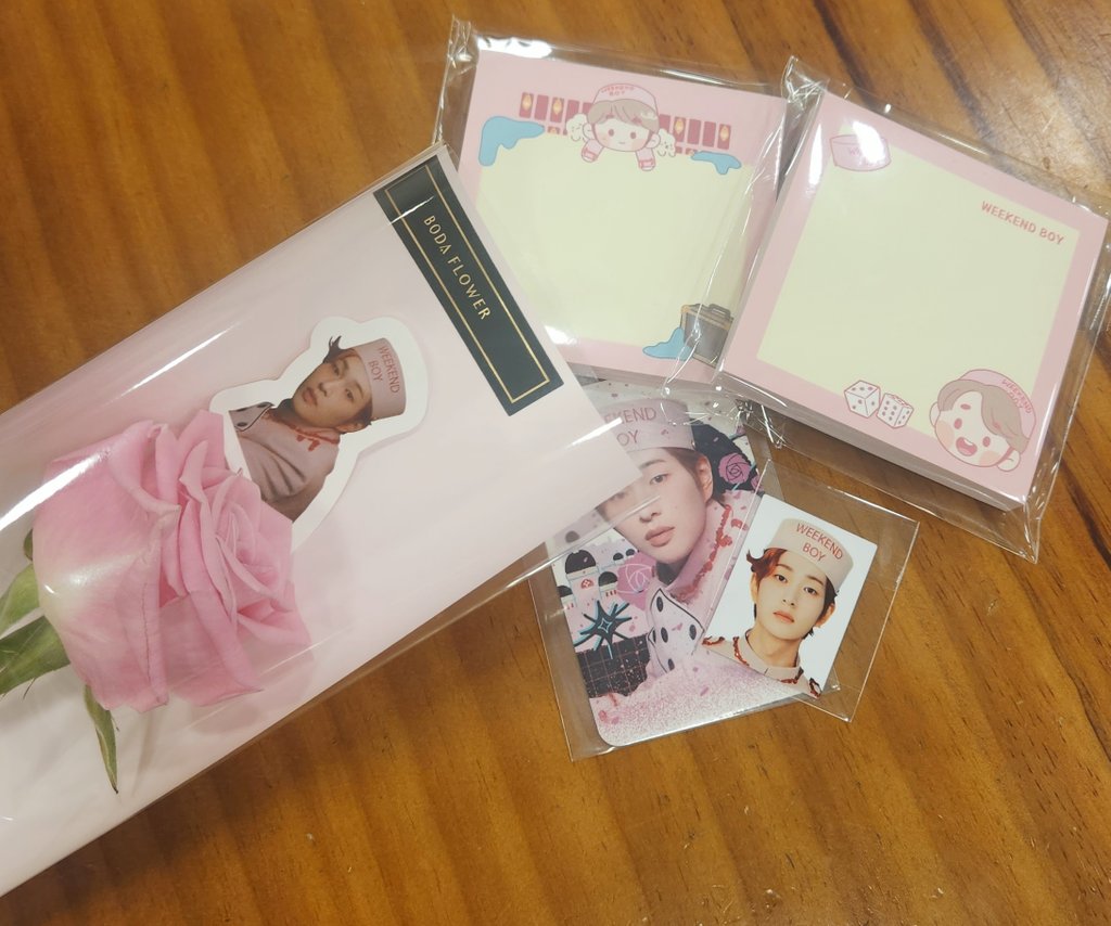 🐰221214 온유 생카 후기 

🎀보다 플라워
핑크핑크한 예쁜 플라워샵🩷
안에 딸기 우유 다이스찡이 트리랑 벽면 가득~소품이 뮤비랑 똑같이~~넘 예뻐💕
특전  떡메랑 포카도 예쁘당🥰
생카 투어 마지막 날을 핑크 장미와 함께~💕💕
#온유 #ONEW #온유생카
#온유를_처음만난_그날을_기억해