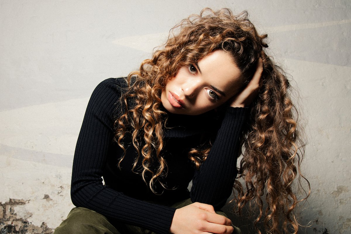 .@niluferyanya lanza una versión deluxe de su disco 'PAINLESS' con remixes y tracks reimaginados. bit.ly/3Vm58ij 💿✨