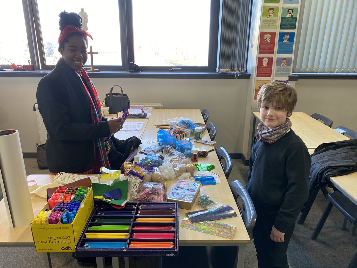 Fantastic S1 Craft Club at lunchtime today - in RE department and led by S6 pupil Francesca. Well done 👏