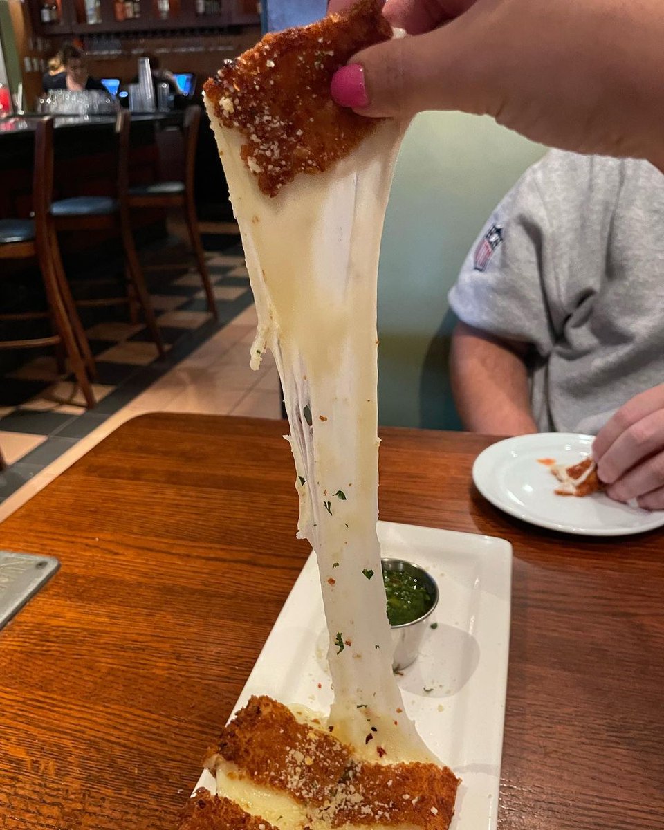 Houlihans's tweet photo. The secret ingredient is always cheese.
📸https://t.co/TYxRc4ZLgj
#Houlihans #HouFaves #Cheesey #Apps #CheesePull https://t.co/31YBd3HVt3