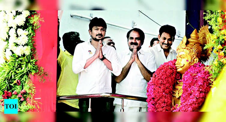 SavukkuOfficial's tweet photo. பெரும்பிடுகு முத்தரையர் சிலைக்கு வருசத்துக்கு ஒரு வாட்டி மாலை போட்டா போதாது @Udhaystalin அந்த சமூக அமைச்சர் இலாகாவை பறிக்காமல் இருக்கணும். https://t.co/A2WuU8GQI6