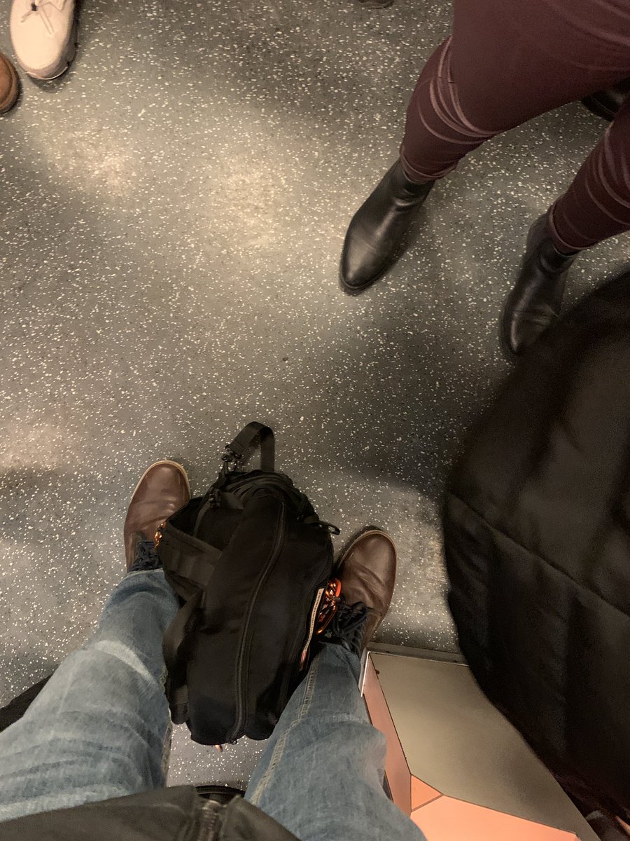 dermikemeier's tweet photo. um 1657 den REX nach #Znaim mit einer alten 4020 Garnitur zu führen ist schon hart, aber als Kurzzug?!?! Hey, @unsereOEBB ist das der neue Standard?
#Pendlerlife #Pendlerstruggle https://t.co/jsRk7yXDX7