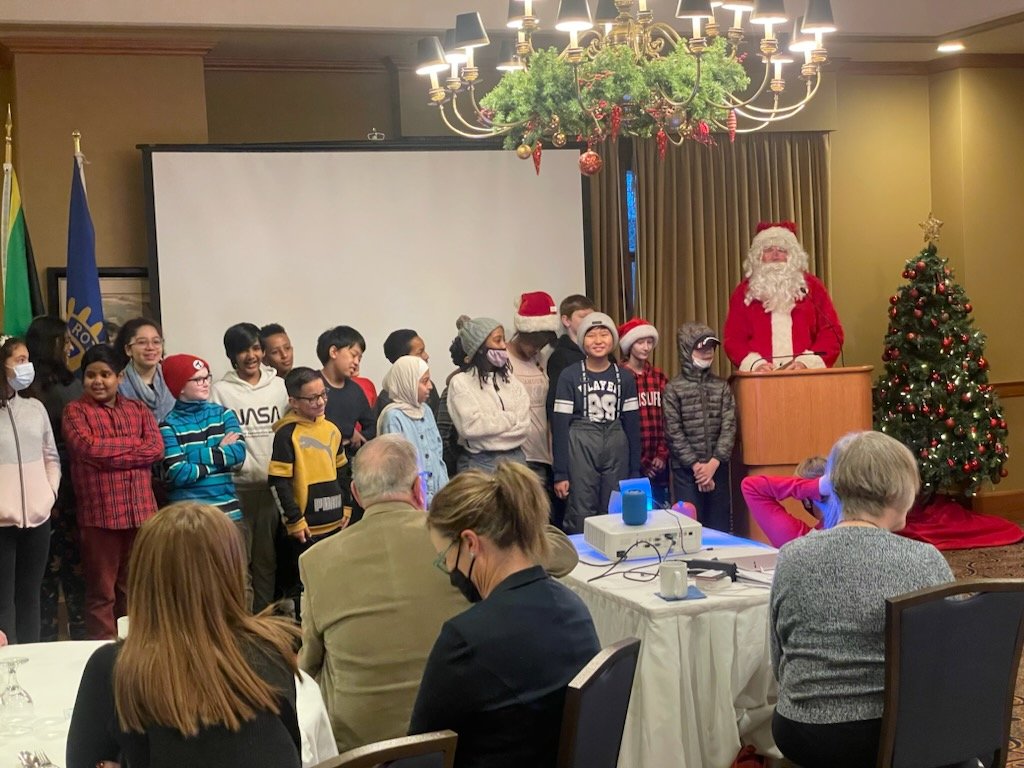 brian0807's tweet photo. Christmas came early today @rotcentennial . Thanks to the children of Connaught School and one of Santa's favorites. #MerryChristmas #talkingpig https://t.co/TWznNzOVg0