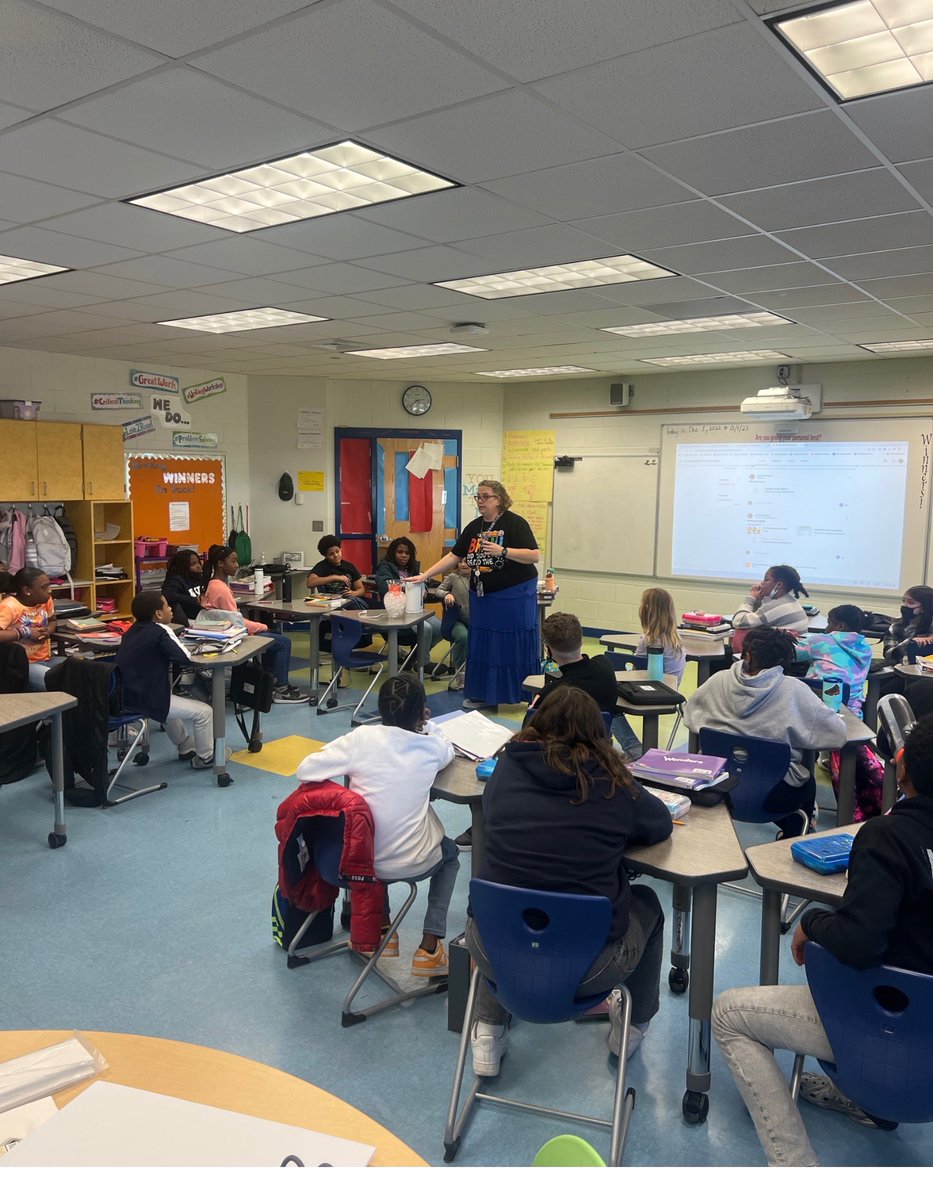 HillpointHusky's tweet photo. @ImTheTeachR Mrs. Barksdale conducting a Matter Experiment with @jacwoodall Mrs. Woodall's 5th grade class. #collaboration #science @KatelynLeitner1 #12daysofholidayfunandlearning
#HPLeadersofthePACK
#BuildingtheBestSPS https://t.co/oIboB7LqwF