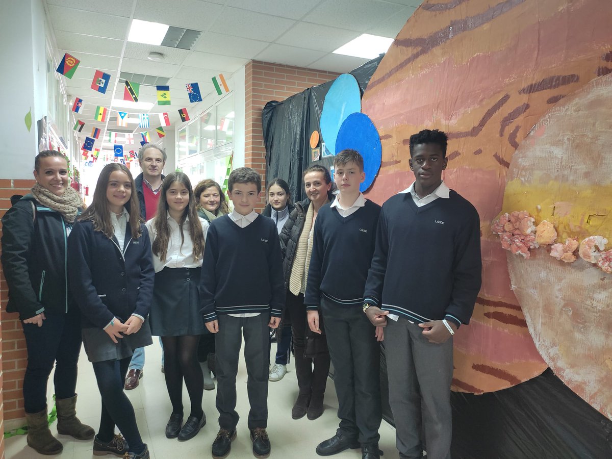 LFontenebro's tweet photo. 🌌 THE UNIVERSE 🌌
Ayer, las familias de Ainhoa , Ana , Adriana, Iván, Álvaro , Dario, Laura , César y Claudia tuvieron la oportunidad de disfrutar de la exhibición del proyecto COLLABORATION : The Universe realizado este trimestre en 1º de la ESO 🤩
Well done! 😄
#IMYC https://t.co/Bn8yKyYZGh