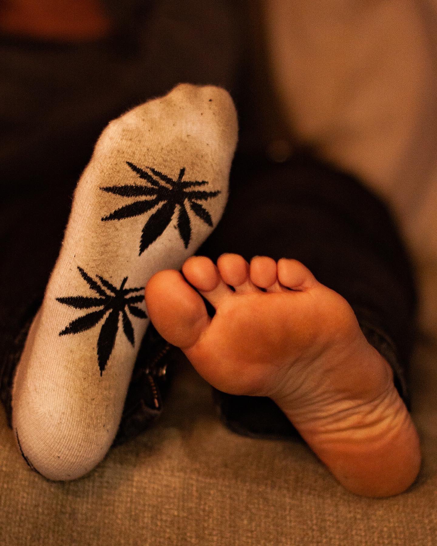2 pic. Treat yourself to some worn Jade Renee socks this holiday! Grab em before they are gone! (Link in bio) #wornsocks #soles #barefoot #wornsocksforsale #feetpicsforsales https://t.co/8mLriDOT7V