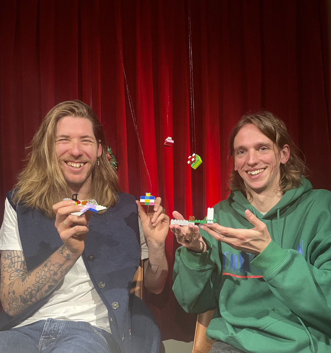 FrankvdLende's tweet photo. Hoi. Met goede vriendin @Faberyayo een uur gepraat over kinderen hebben en vader zijn. Een eer en genoegen. Oja, we houden Lego in onze handen. Het klikte goed. #podcast #vad3r Oh, over klikken gesproken: https://t.co/HOPyjcvo9s https://t.co/nEfLy7YIjh