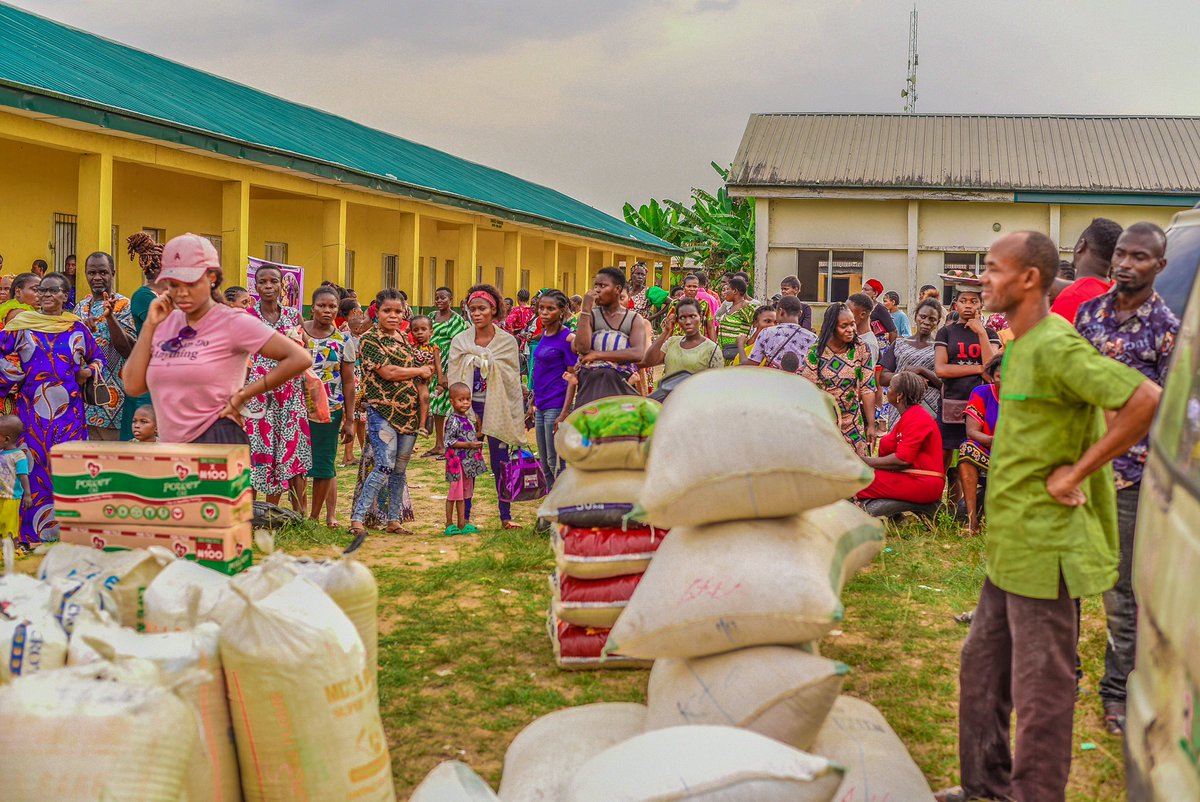 HealingHe3's tweet photo. Supporting communities after the disastrous flooding in Nigeria. This was in partnership with @PremiaBN .#network #foodsecurity @TYDFoundation @USAIDNigeria @USEmbassyAbuja @AlikoDangote https://t.co/Hue17ffh23