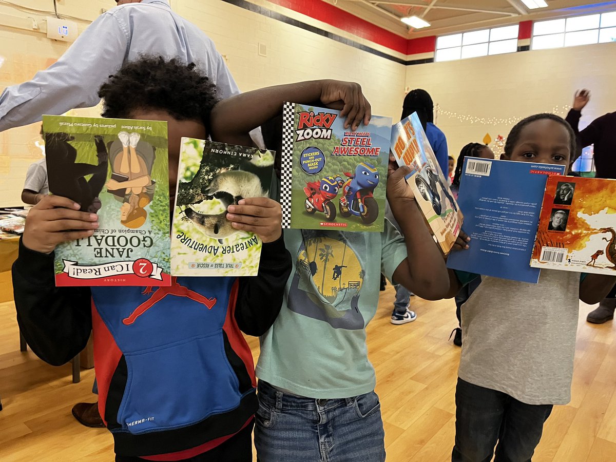 We are thankful to the #Buisbookfoundation for helping us #buildacitythatreads EVERY student at @APSKimberly selected 3 books to add to their home library. @Prin_Salley is focused on growing readers one 📕 at a time! Thank to @HintonScholars for your organization & leadership!