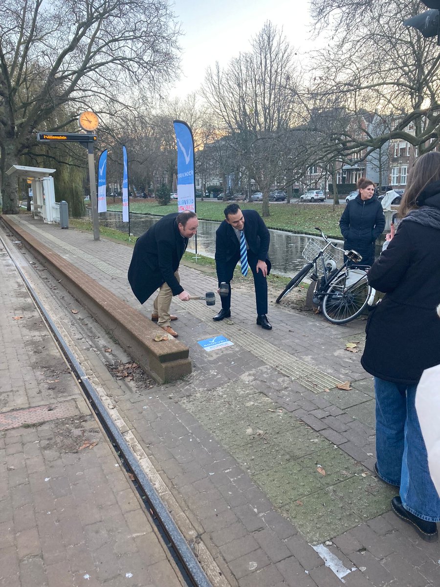 FransBrakx's tweet photo. Vakman Jordy Rotdh van gebied centrum en Delfshaven legt met de wethouder een tegel voor een rook vrije zone bij de tramhalte bij het Museumpark https://t.co/SdDs5gpf9z