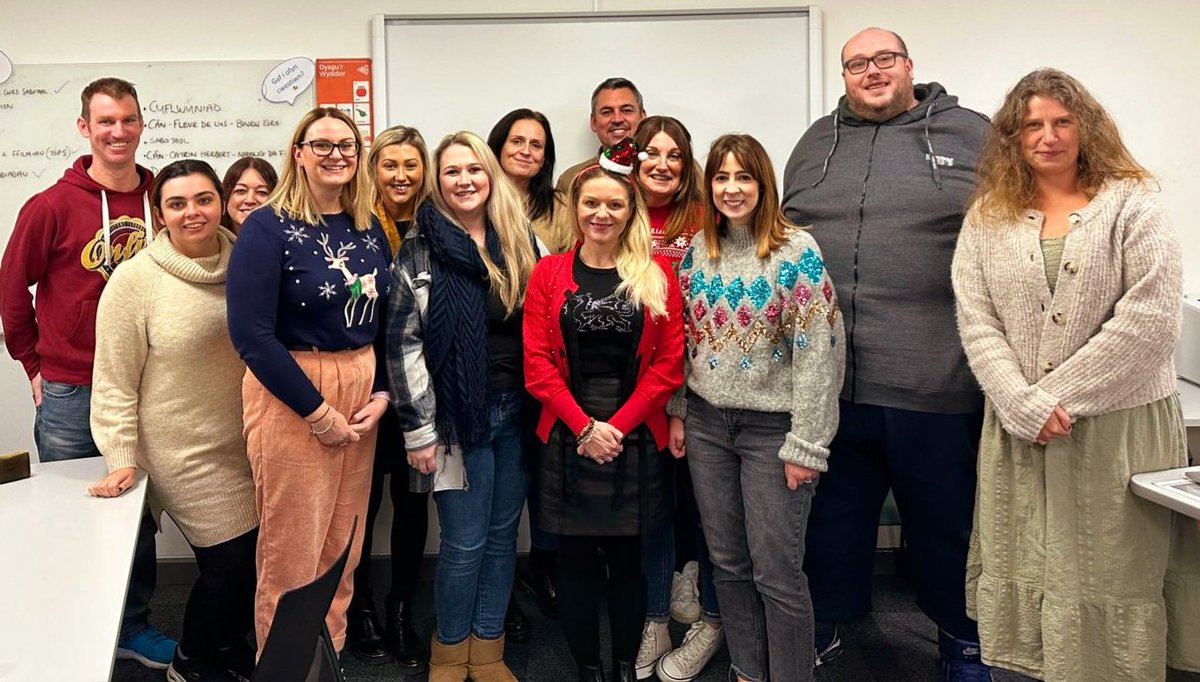 Diolch enfawr i <a href="/djmarcgriffiths/">Marc Griffiths</a>.<a href="/cymrufm/">𝗖𝘆𝗺𝗿𝘂 𝗙𝗠</a> am y gweithdy gwych gyda chriw 1 y Cynllun Sabothol <a href="/ysgolygymraeg/">Ysgol y Gymraeg</a> heddiw.Mwynheuodd y Criw greu y rhaglen yn fawr iawn. Pawb yn edrych ymlaen at ei chlywed hi. Diolch eto. 👏
