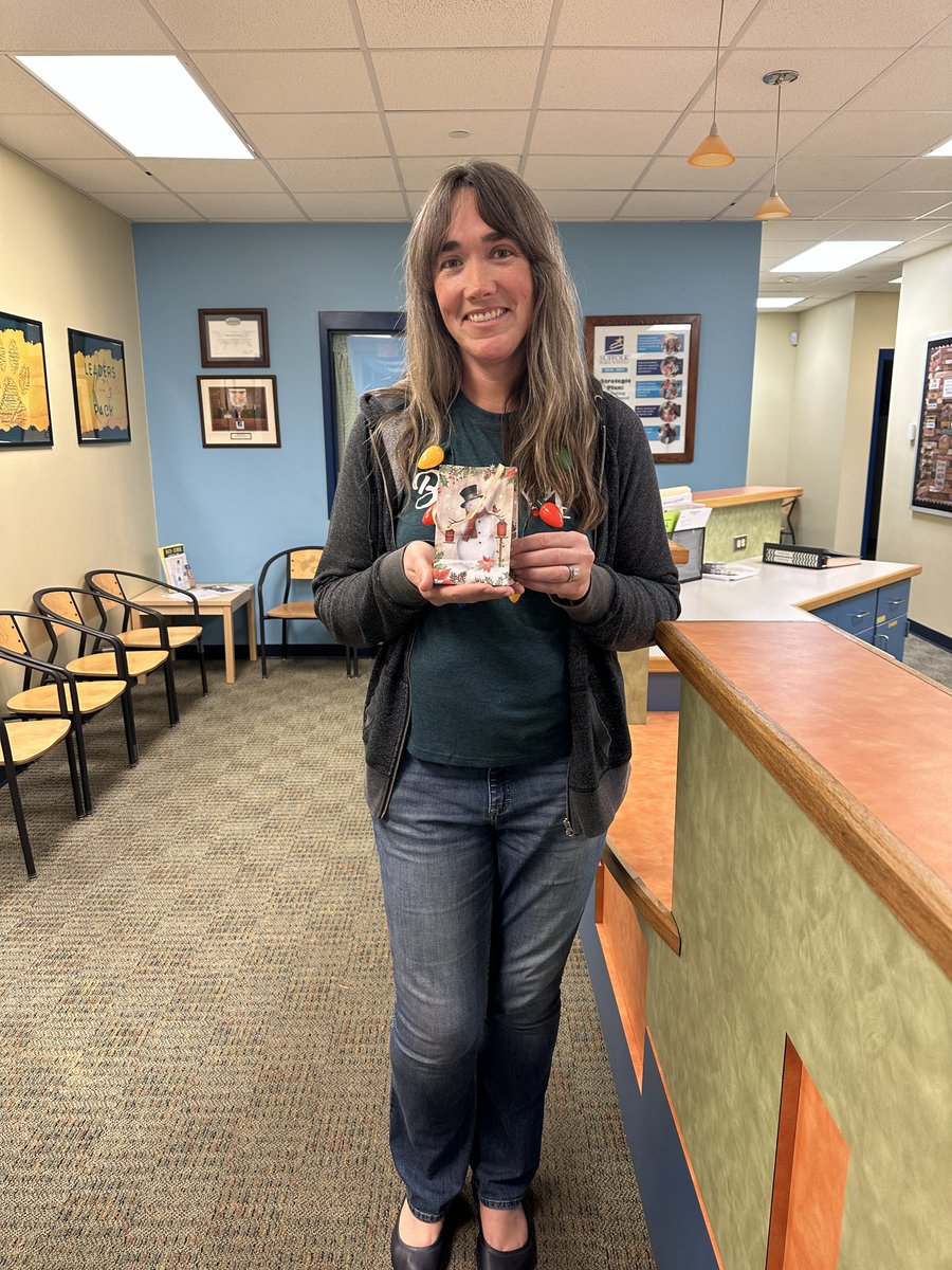 HillpointHusky's tweet photo. !2 Days of Holiday Fun and Learning -Teacher & staff Treats! We love our teachers & staff! We partnered with our wonderful community partners to brighten our teacher's day with surprise treats! #12daysofholidayfunandlearning #teachersrock
#HPLeadersofthePACK #BuildingtheBestSPS https://t.co/Eh5V2t05zr