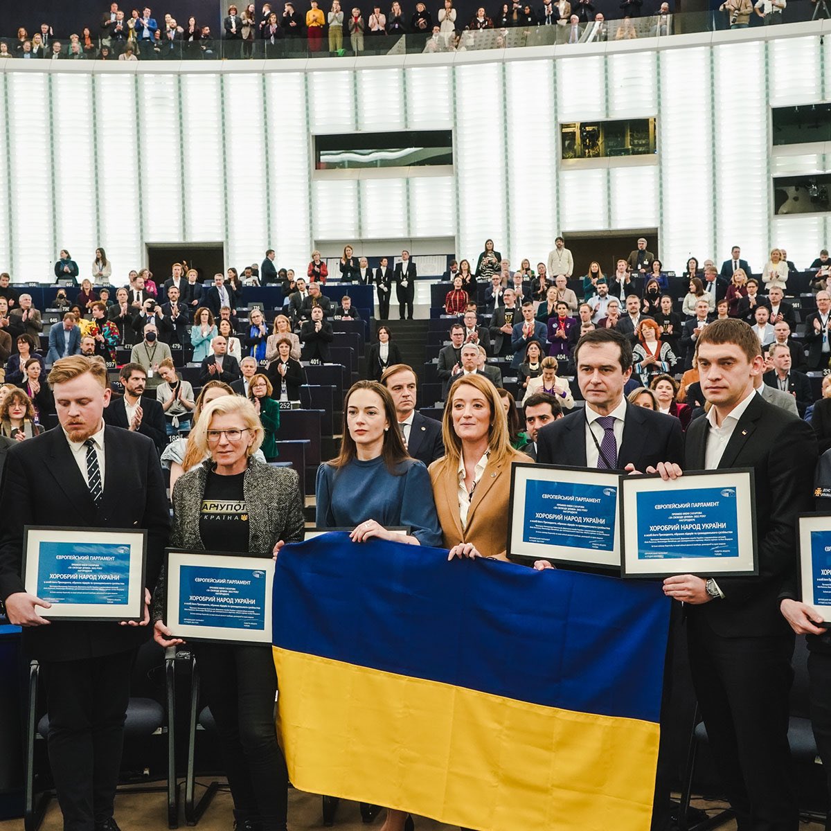 Europarl_SV's tweet photo. 🇺🇦🇪🇺Europaparlamentet hyllade idag det ukrainska folket när det delade ut Sacharovpriset vid en ceremoni under #EPsession. Läs mer ➡️ https://t.co/cReFCSPKde https://t.co/gwE0KgXX23