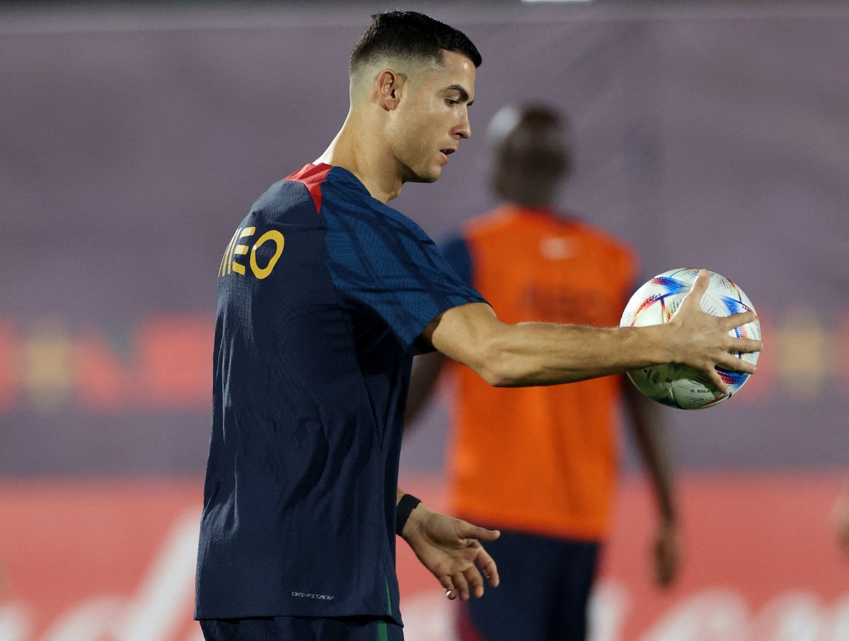 elchiringuitotv's tweet photo. 😳⚪️CRISTIANO y su regreso a VALDEBEBAS

🇵🇹 El portugués, que se encuentra sin club, se ejercitó en un campo anexo. 

👏Pidió permiso al Real Madrid que estuvo encantado de ayudarle. (Vía @JLSanchez78) https://t.co/yR2vpofDl3