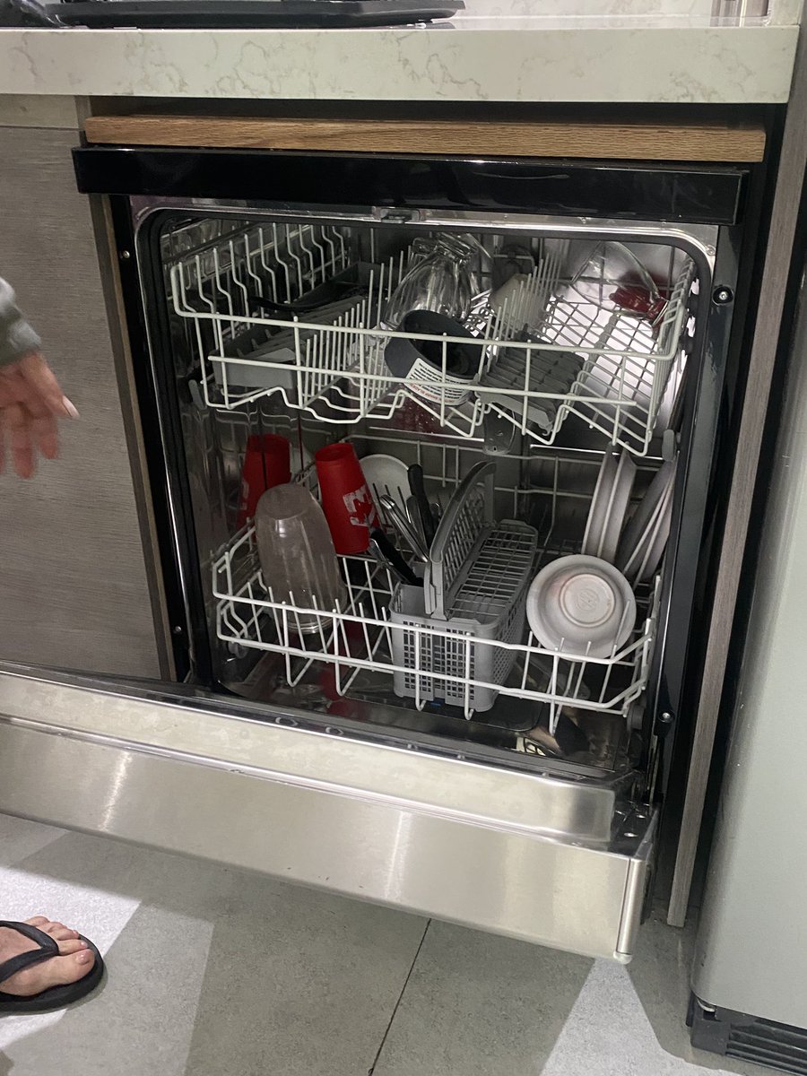 Mi mama todo el mes nos estuvo acusando de haber perdido vasos, tenedores, platos, licuadora etc de la cocina y resulta que ELLA PUSO TODO EN EL LAVAVAJILLAS y se le olvido 🤡🤡🤡