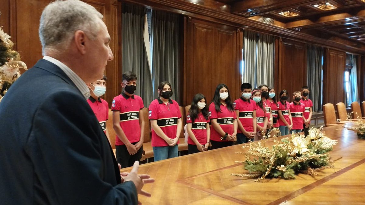 GobiernoSDE's tweet photo. #Visitas | Bienvenidos alumnos de #ElCeibal 📍📚
👩🏻🏫 Recibimos en #CasaDeGobierno a estudiantes de la Escuela N° 806 "América González de Rizzo Patrón”, de la localidad de El Ceibal, departamento #Copo que llegaron a conocer #Capital como parte de su viaje de egresados 🚍 https://t.co/rd8wtTefFl