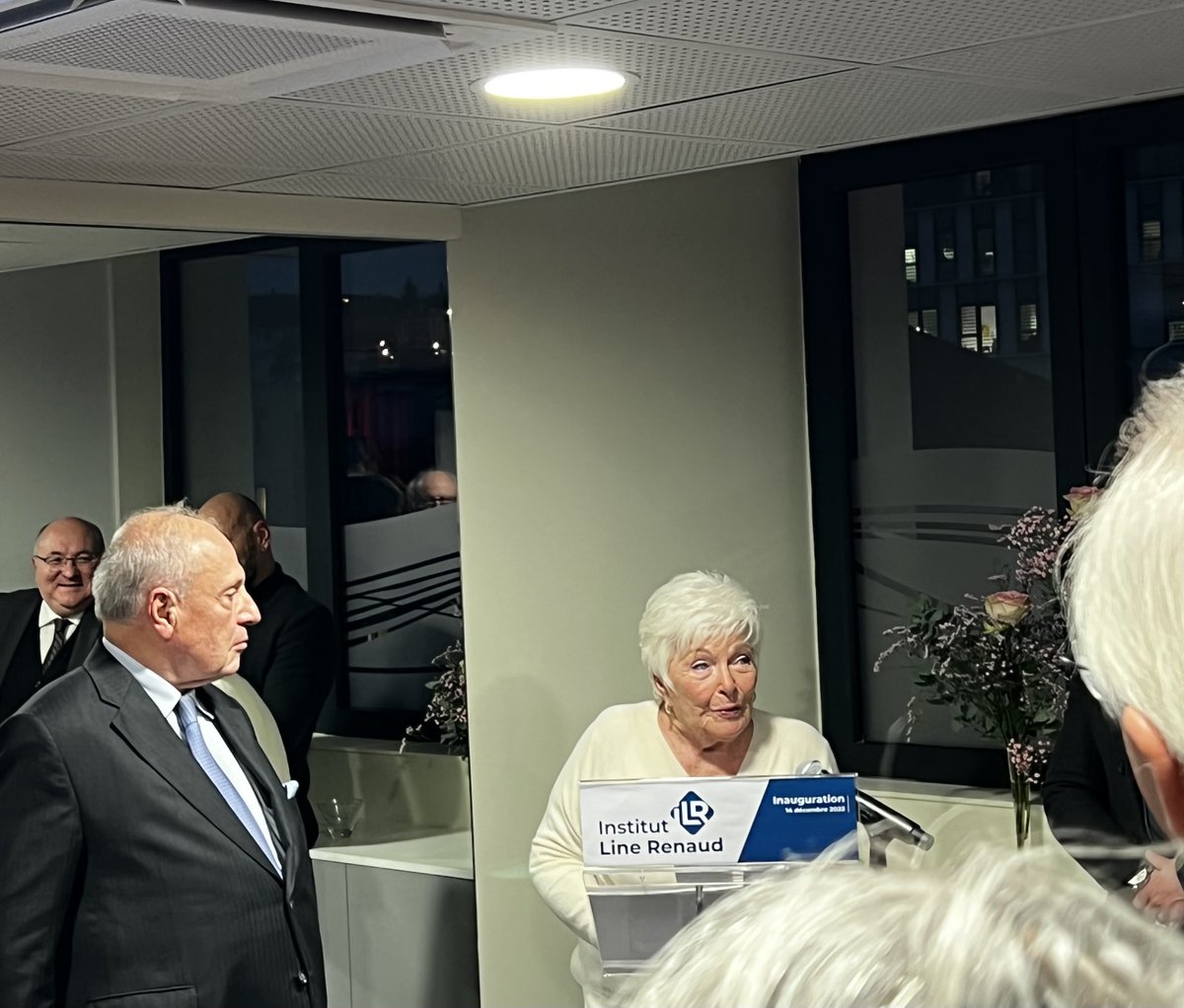 « Merci à vous les soignants pour votre dévouement »

Merci à vous également chère Line Renaud !