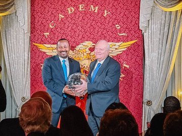 Gardaadtw's tweet photo. Waxaa la gudoonsiiyey abaalmarinta Hogaamiyaha Africa, waa Abiy Ahmed oo USA ay abaalmarin siinayso! Ninkii aad iska dhicisid ayaa qiimahaaga barta! https://t.co/QEuUjGKp54