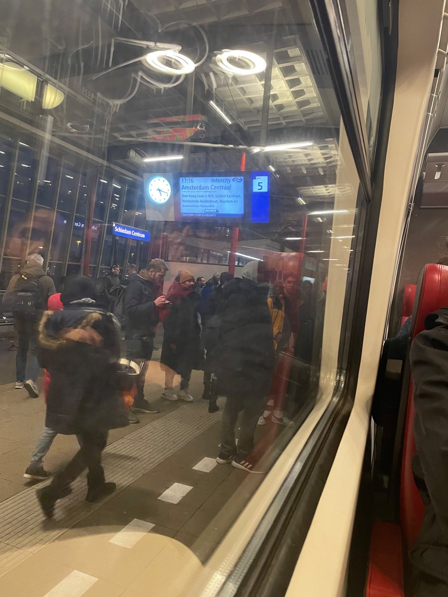 AralVoskamp's tweet photo. Umm @NS_online … waar slaat dit op? Ik snap dat jullie moeite hebben met personeel, maar zulke korte treinen? In de spits? https://t.co/ZZFa0XssvC