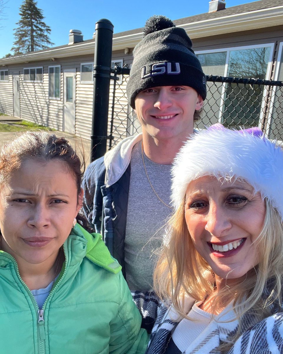 SurvivorsHelper's tweet photo. 🎁Today, Survivor’s Helpers Renee &amp; Brenden delivered holiday joy to our Survivor Sister &amp; 4 babies who are currently in a woman’s shelter. She reassured us that they are safe and happy and on the road to strength and healing. So much gratitude to ALL OF YOU for your generosity! https://t.co/iHkwTYULFh