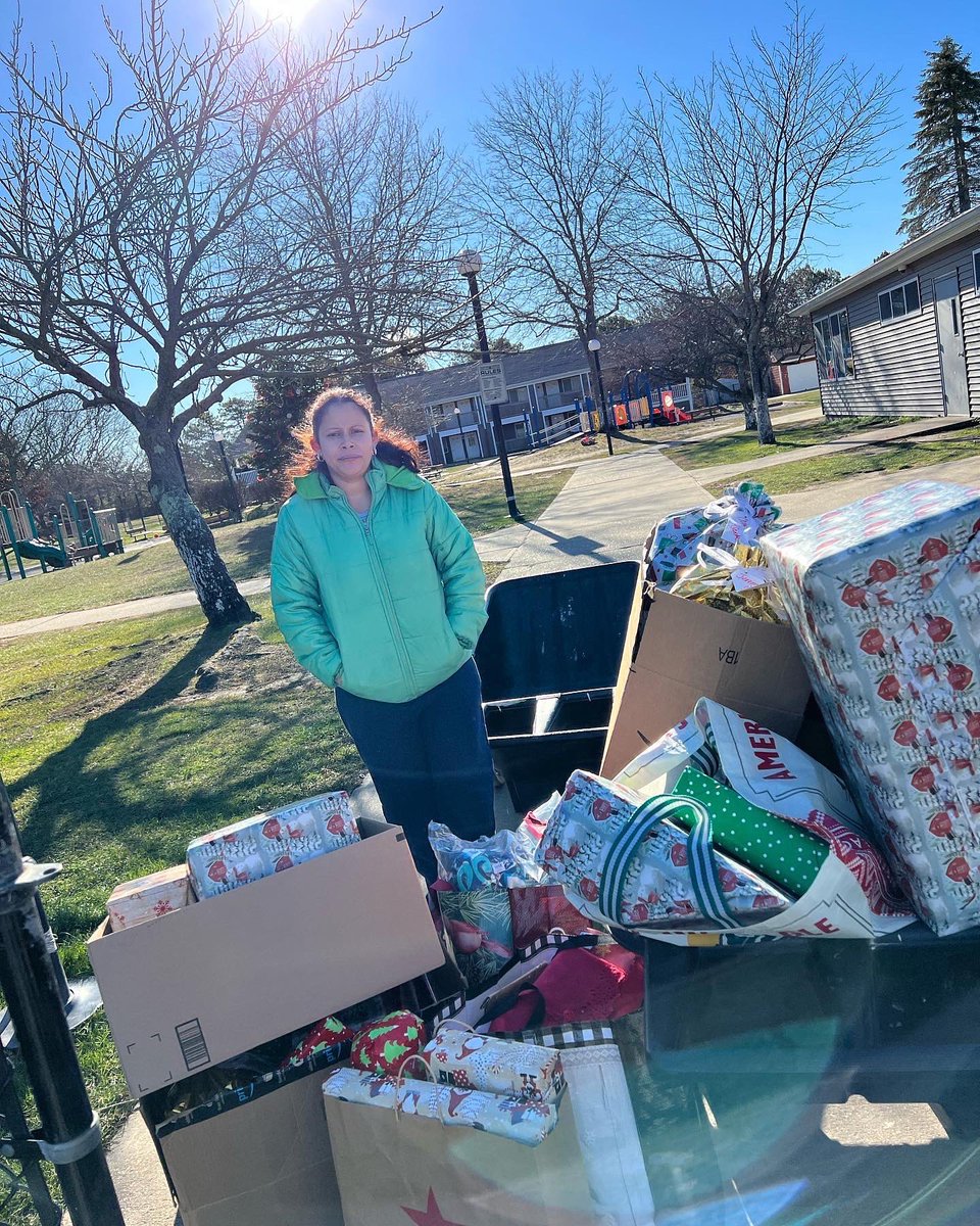SurvivorsHelper's tweet photo. 🎁Today, Survivor’s Helpers Renee &amp; Brenden delivered holiday joy to our Survivor Sister &amp; 4 babies who are currently in a woman’s shelter. She reassured us that they are safe and happy and on the road to strength and healing. So much gratitude to ALL OF YOU for your generosity! https://t.co/iHkwTYULFh