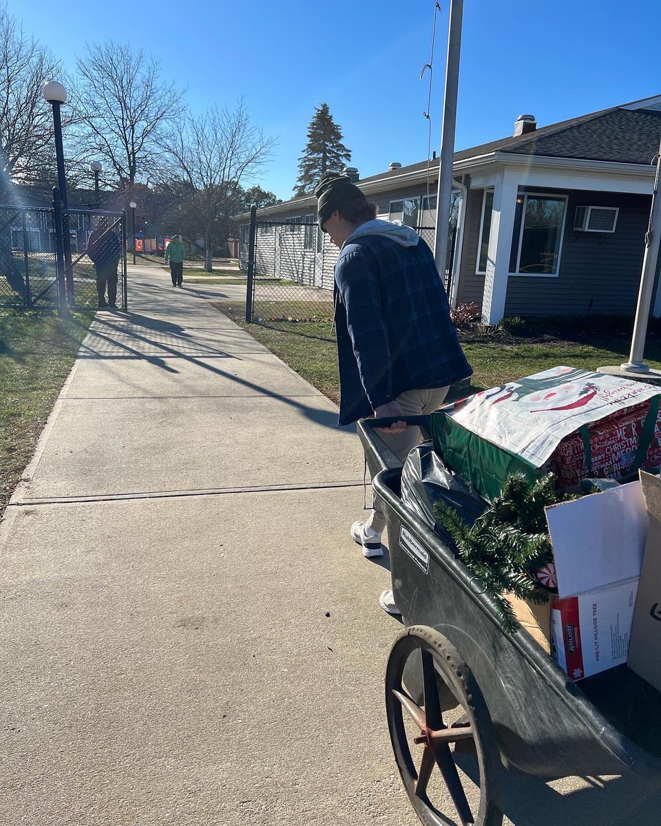 SurvivorsHelper's tweet photo. 🎁Today, Survivor’s Helpers Renee &amp; Brenden delivered holiday joy to our Survivor Sister &amp; 4 babies who are currently in a woman’s shelter. She reassured us that they are safe and happy and on the road to strength and healing. So much gratitude to ALL OF YOU for your generosity! https://t.co/iHkwTYULFh