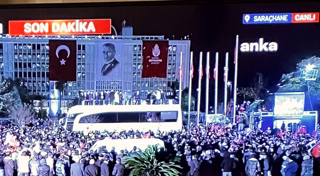 <a href="/ibrahimkaragul/">İbrahim Karagül</a> İstanbul gibi büyük bir kentte bir iki saatte ciddi bir kalabalık toplandı. Emir yok,yemek yok,para yok;yalnızca kendi iradeleri var! Anlamamanız normal!