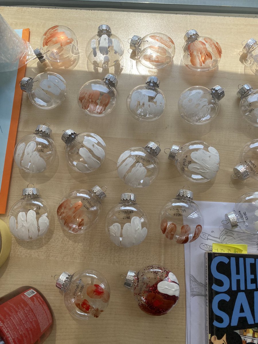 Miss_Skelt's tweet photo. I never remember to take photos of the finished product. 
The white fingerprints were snowmen, the brown were reindeer. The children used sharpies to decorate. 
Then they picked a coloured glitter to add inside. 
#christmas #craft #edutwitter https://t.co/bADtVdHtVJ