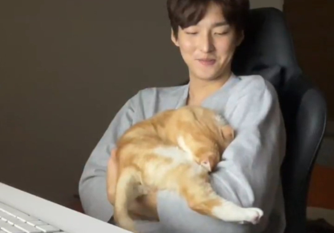 lilbaekyooni's tweet photo. zuho got a real cinnamon roll in huru🤍 https://t.co/bjNwXDDhyv
