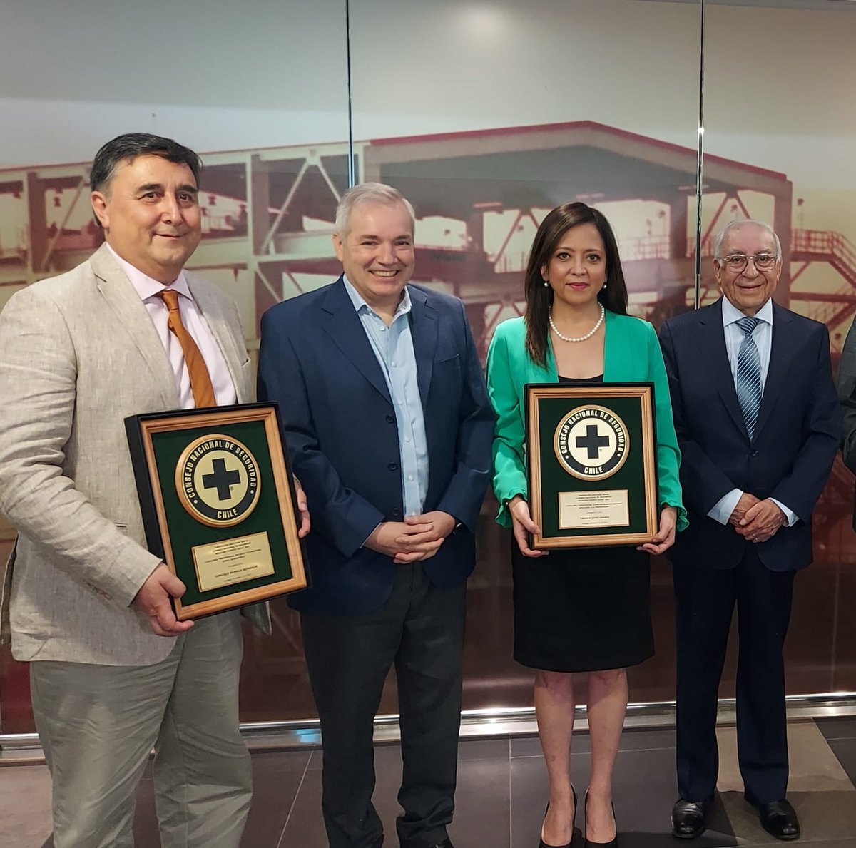 wimchileoficial's tweet photo. 🤩 Felicitamos a la past-president Tamara Leves, reconocida en la categoría "Ciencias del Comportamiento Humano Aplicadas a la Prevención" en la Ceremonia de  Premiación del Consejo Nacional de Seguridad 

 📸Gonzalo Muñilla, Tamara Leves, André Sougarret y Guillermo Gacitúa https://t.co/2EodtTKwxL