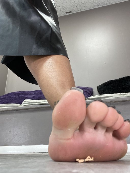Getting a pedi and it feels so good wanna see it before anyone else?? Tribute with note pedi $ESahrye<a href="/tag/fashionnovafit"class="tags"><span>#fashionnovafit</span></a>