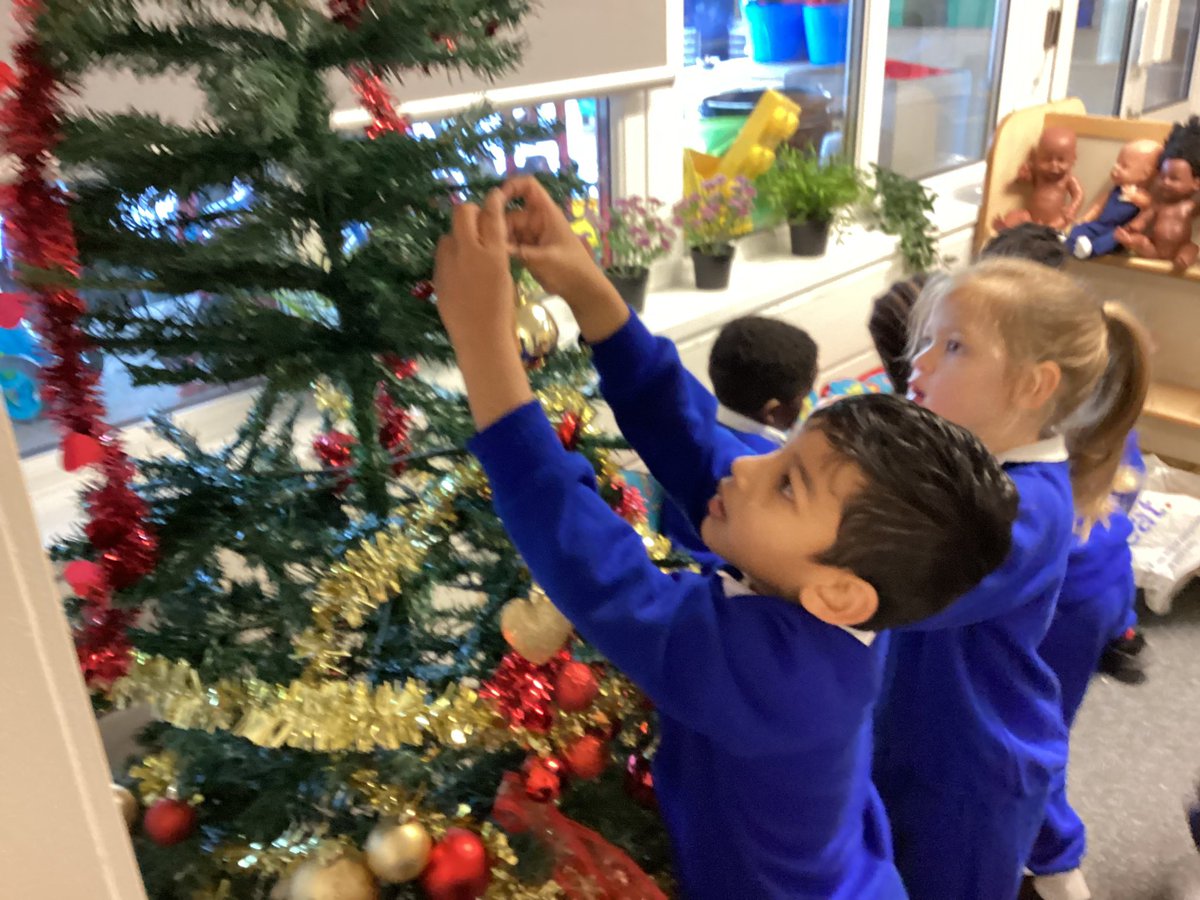Nurserystm1's tweet photo. Decorating our Christmas tree. We used our fine motor skills to hang baubles and tinsel. #STMeyfs #STMutw #STMphysicaldevelopment https://t.co/FoVMs1zqxV